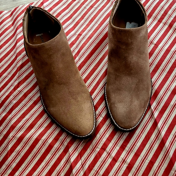 Lucky Brand’s 100% Leather Brown Tan Ankle Bootie - Picture 2 of 8